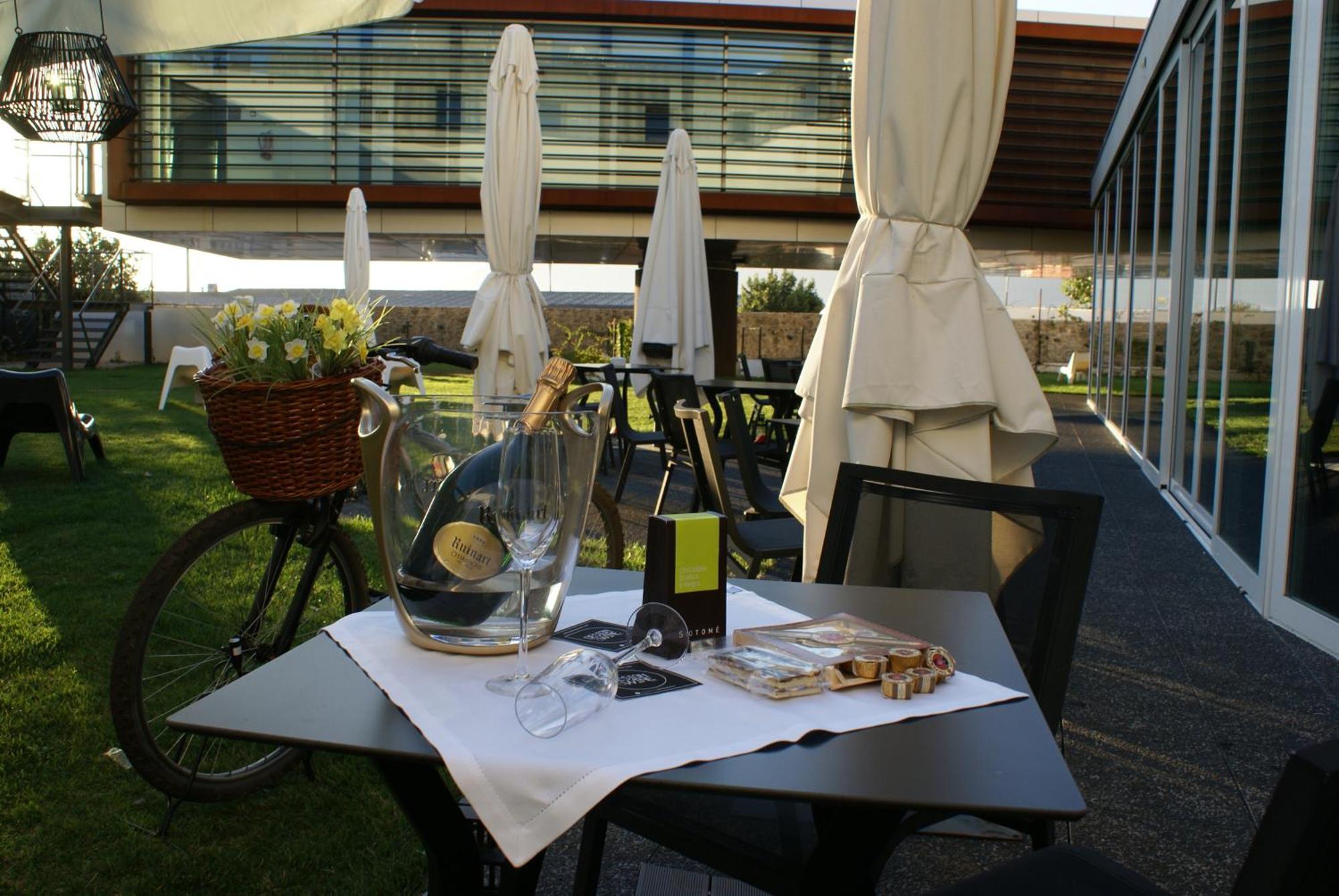 Design & Wine Hotel กามีนญา ภายนอก รูปภาพ